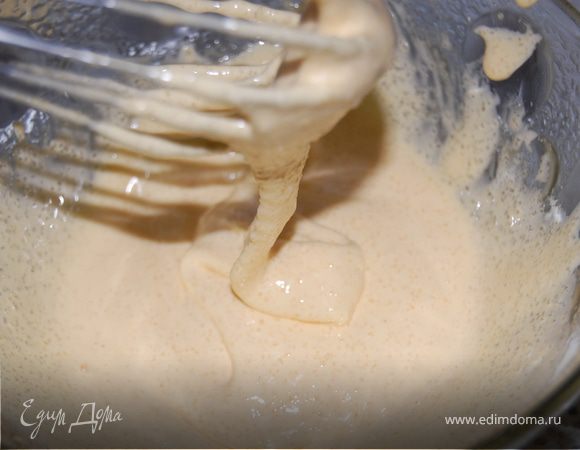 Для начала я испекла бисквит.  Желтки отделила от белков. Растерла желтки с сахаром до того состояния, когда масса значительно побелела и стала ниспадать с венчика густой тягучей лентой.