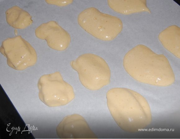 Можно было бы воспользоваться кондитерским шприцем и сделать аккуратные «дамские пальчики» , но в моем случае задумка была иная. Берем банан, я порезала вдоль на небольшие кусочки, но теперь понимаю, что кружочками было бы даже лучше, т.к. я делала пробный тирамису первый раз в жизни и он небольшого размера. Окунаем банан в тесто и выкладывает на противень, застеленный кондитерской бумагой.  Часть теста я сделала так же без бананов. Все отправляем в духовку, разогретую до 150 градусов, и печем до золотистого цвета. Когда наши бисквитики будут готовы, даем им остыть и снимаем с бумаги. В духовку не заглядываем, тогда они получатся пышные и красивые, как настоящие покупные савоярди!