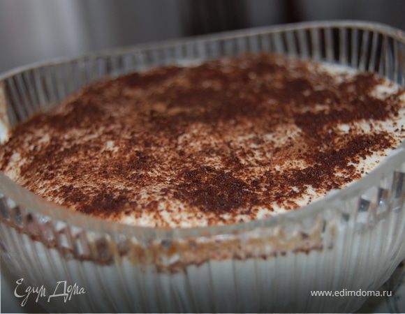 Бисквиты без бананов я опустила в ликер на несколько мгновений, далее все как всегда, укладываем слоями бисквиты простые и банановые в вазочку, сверху заполняем кремом. Последний слой присыпаем какао порошком . Можно украсить как угодно. Получился необыкновенно вкусный и воздушный десерт с ненавязчивым банановым привкусом. Если остались неиспользованные савоярди – можно есть прямо ими…и наслаждаться…Всем приятного аппетита!