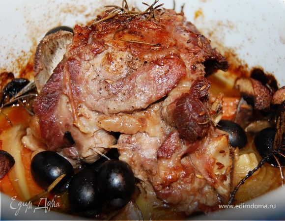 В предварительно, разогретую до 180 градусов, духовку ставим наше мясо и выпекаем при закрытой крышке,1.15,затем добавляем маслинки и еще мин 15.И еще мин 10-15,даем настояться в выключенной духовке.