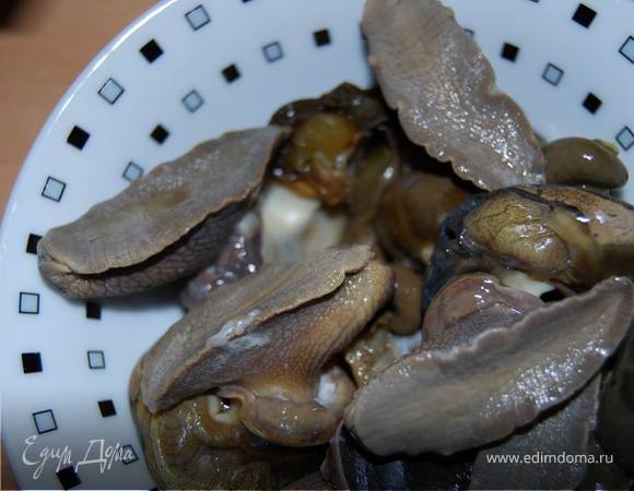 Промываем еще раз и извлекаем улиток из раковин. Для приготовления блюд используется только длинная мясистая нога, остальная часть улитки обрезается.