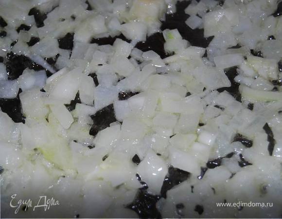 Мелко нарежем лук и поджарим его на сливочном масле.