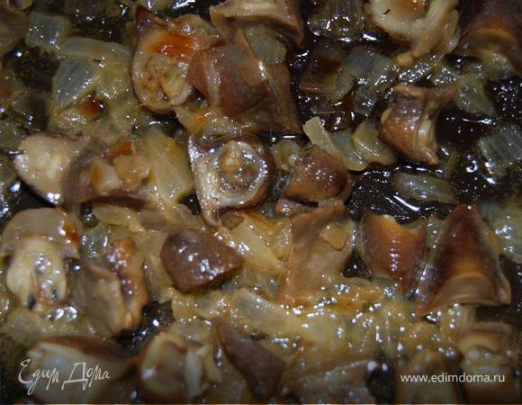 Добавим к луку мелко нарезанные  улитки и вино и протушим на слабом огне,пока вино не выпарится на 3/4.
При желании можно чуть подсладить.