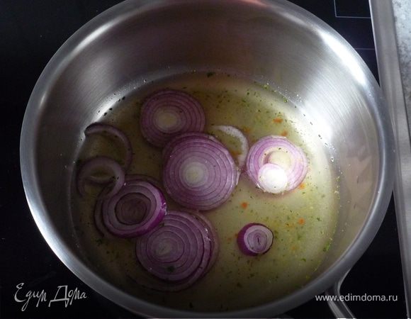 Лук почистить и нарезать тонкими кольцами. Вместе с овощным бульоном и уксусом вскипятить, посолить, поперчить.