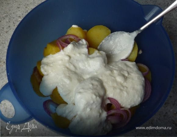 Йогурт посолить и перемешать с картофелем. Поставить в холодильник на 1 час.