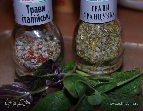 Их мы помещаем в воду с любимыми ароматными травами (у меня свежий шафран и базилик), специями и солью.