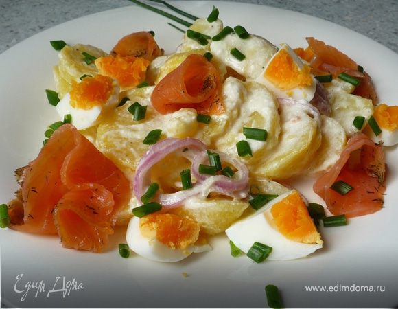 Рыбу порезать на полоски. Яйца почистить и разрезать на 4 части. Вместе со шнитт-луком выложить на салат. Приятного аппетита!