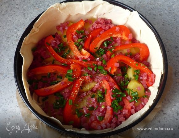 Выложить слоями картофель, перец, окорок, шнитт-лук, майоран.