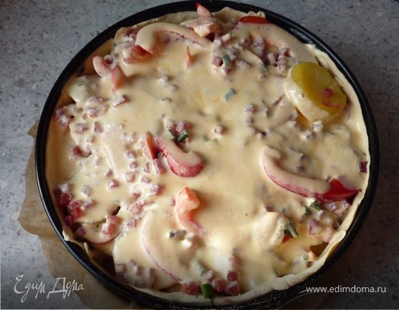 Крем-фреш, яйца, соль, перец, мускатный орех и парику-порошок перемешать. Выложить эту массу поверх картофеля. 