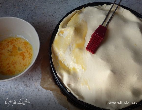 Оставшееся тесто раскатать и накрыть им пирог. Смешать желток и молоко, и обмазать пирог. Запекать в течение 1 часа. 