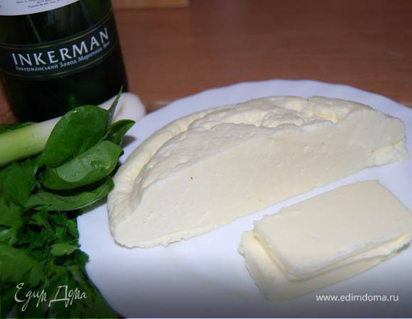 Возьмем домашний сыр,сливочное масло,сливки,петрушку,шпинат,чеснок.