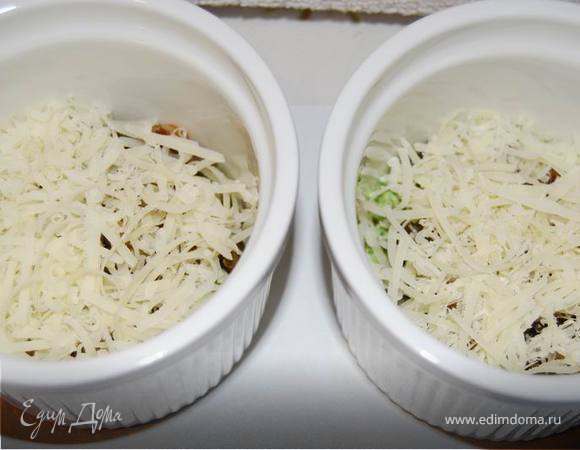 Посыпаем сверху тертым Пармезаном и ставим в разогретую до 250 градусов духовку на 5 минут.