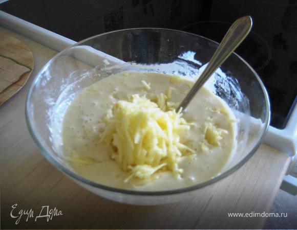 яйцо растереть с сахаром,влить кефир,всыпать муку,затем добавить соду и соль.Яблоко очистить от кожуры,вынуть сердцевину и потереть на крупной тёрке в тесто.Всё хорошо перемешать и дать постоять 5 минут.