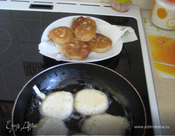 Выкладывать оладушки на сковородку столовой ложкой,жарить на растительном масле.Подавать со сметаной.Приятного аппетита!!!
