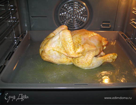 На противень,где будет лежать курочка,налить немного растительного масла и воды.Уложить Куру,запекать в духовом шкафу.30 мин. на 150градусах, 30 мин. на 200 градусах и 30 мин.на 220-можно в конце включить гриль,чтобы получилась корочка.В общей массе 1,5 часа.Подавать с зеленью,на гарнир можно отварить картофель или рис.Приятного аппетита!