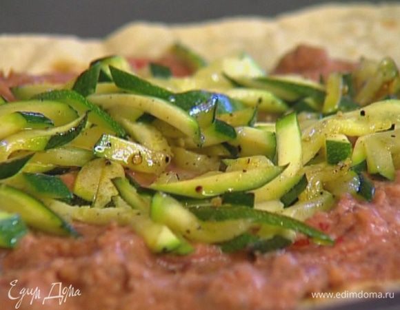 На подсушенный лаваш выложить фасолевый соус и обжаренный цукини.