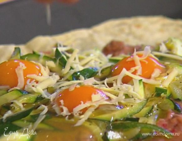 Сверху разбить яйца и посыпать натертым сыром.