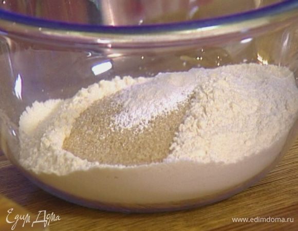Муку соединить с сахаром, разрыхлителем и солью, перемешать.