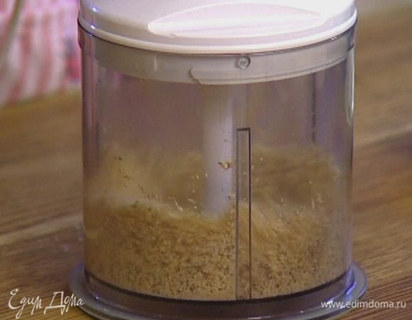 Орехи измельчить в блендере в крошку и смешать с мукой.