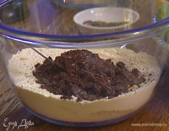 Шоколад измельчить в блендере, чтобы остались крупные кусочки, добавить к муке и перемешать. 