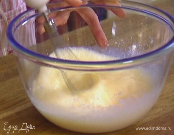 Молоко взбить миксером с яйцом и растопленным сливочным маслом.