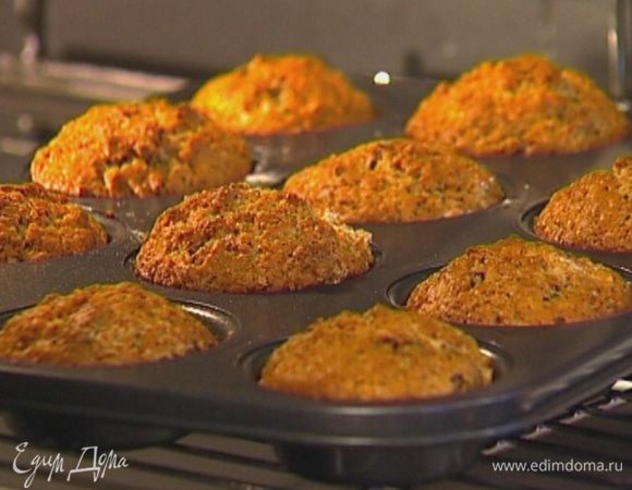 Формочки для маффинов смазать оливковым маслом, заполнить их тестом на 2/3 объема и отправить в разогретую духовку на 25–30 минут.