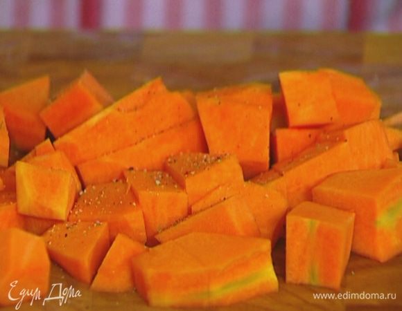 Тыкву почистить и порезать небольшими кусочками, сбрызнуть бальзамическим уксусом и оливковым маслом, немного посолить, поперчить и перемешать. 