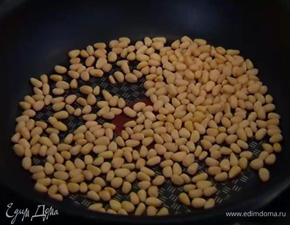Кедровые орехи обжарить на сухой сковороде. 