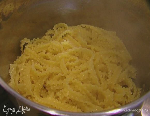 Макароны отварить в подсоленной воде (не переварить!), затем воду слить, немного оставив. 