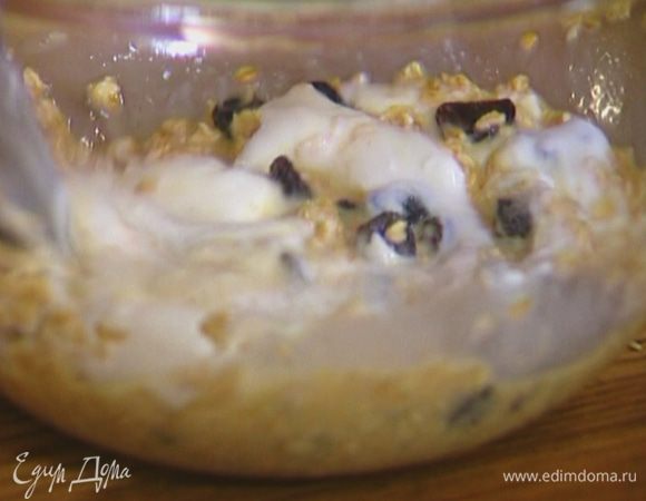 Овсяные хлопья залить стаканом апельсинового сока, добавить изюм и йогурт, перемешать и оставить набухать.