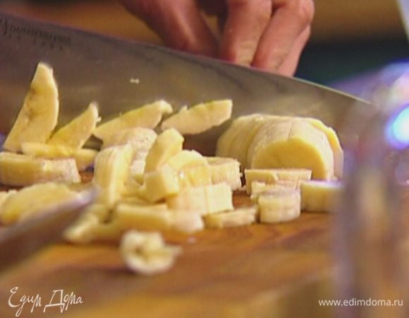 Банан почистить и порезать на кусочки.