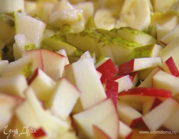 Яблоко и грушу, удалив сердцевину, мелко нарезать.