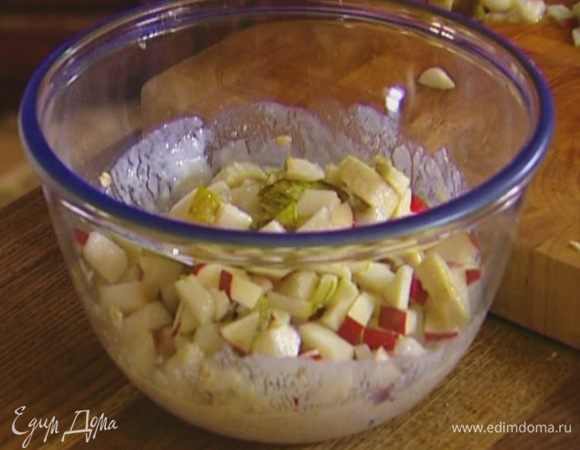 Соединить фрукты и набухшие хлопья, присыпать корицей, добавить орехи и перемешать.