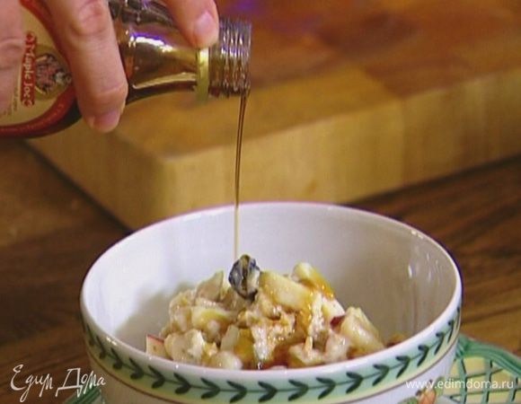 Разложить мюсли в пиалы и полить кленовым сиропом.