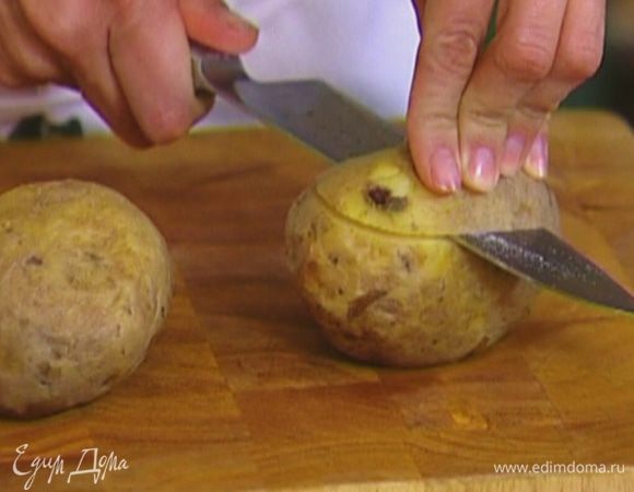 Картофель отварить в мундире или запечь.