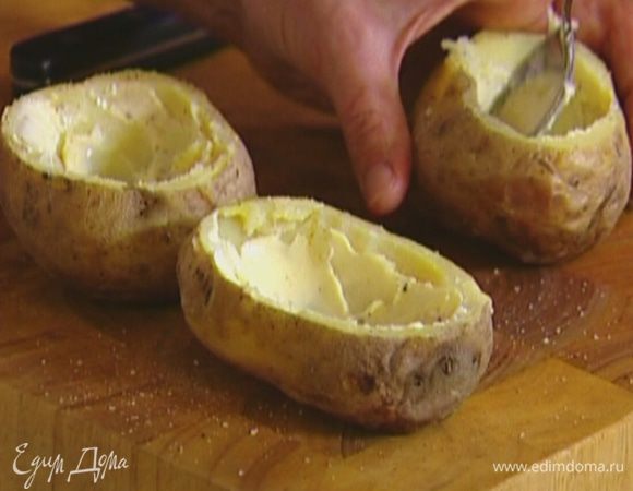 Срезать у картофелин один бочок и ложкой вынуть середину, чтобы получились довольно большие углубления, слегка посолить и поперчить. В каждую выемку положить по 1 ч. ложке сливочного масла.