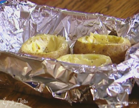 Небольшую форму для запекания выстелить пищевой фольгой, выложить картофель.