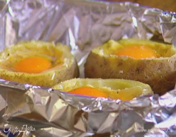 В углубления в картофеле разбить по 1 яйцу и поставить противень в разогретую духовку на 5 минут. 