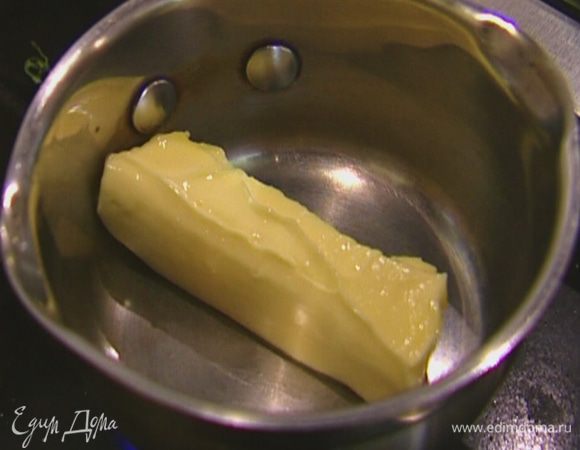 Сливочное масло растопить в небольшой кастрюле и слегка остудить.
