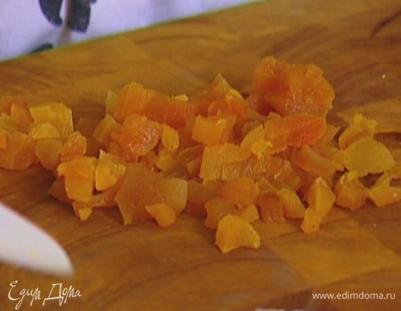 Курагу нарезать маленькими кубиками.