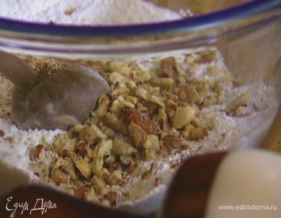 Муку смешать с сахаром, разрыхлителем, орехами и солью.