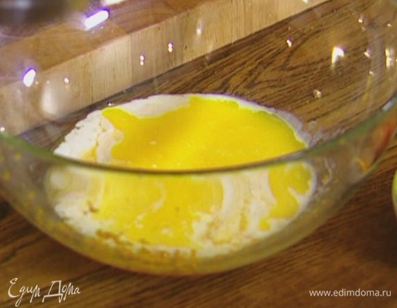 В молоко добавить апельсиновый сок и цедру, растопленное масло и яйцо, все перемешать.
