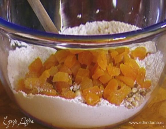 Всыпать курагу и муку с орехами, вымешать тесто.