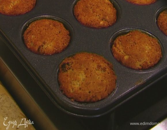 Готовые маффины остудить, затем вынуть из формочек.