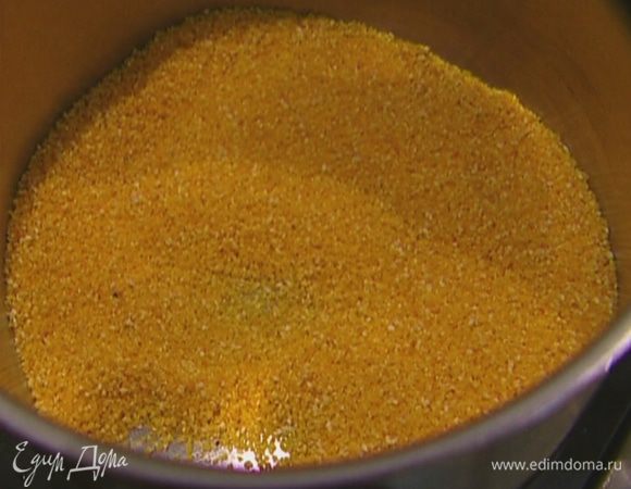 Крупу всыпать в сухую кастрюлю, поставить на огонь и слегка прогреть, помешивая.