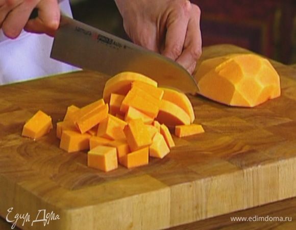 Тыкву почистить и нарезать кубиками.