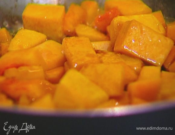 Разогреть в сковороде сливочное масло и обжарить тыкву до готовности.