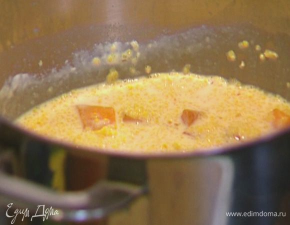 Когда крупа набухнет, выложить к ней тыкву, добавить мед, посолить и перемешать, затем поставить кастрюлю на небольшой огонь и немного прогреть. Снять кашу с огня и дать настояться под крышкой.