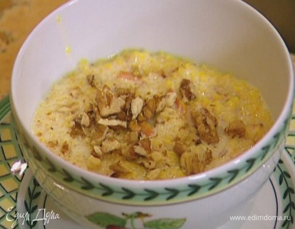 Орехи слегка измельчить в ступке и присыпать готовую кашу.