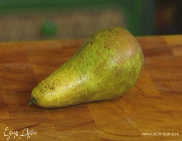 Груши, удалив сердцевину, порезать длинными кусочками.